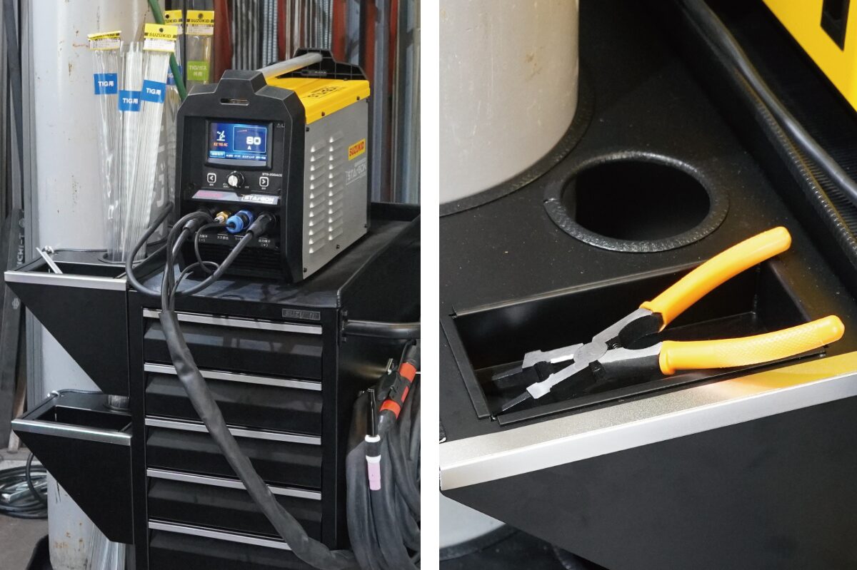 溶接機の消耗品等が置ける4つのトレイ(アクセサリーケース)と溶加棒の収納スペース。